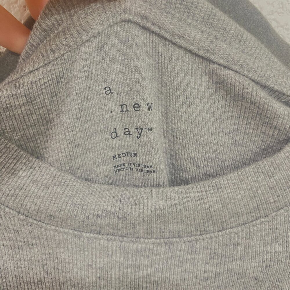 A New Day Gray Ribbed Crew Neck Slim Fit Baby Tee Size Medium - Picture 5 of 5